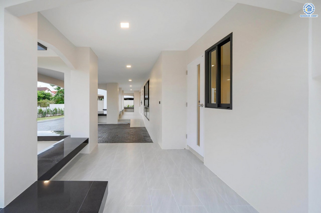 บ้านเดี่ยวฟิลคฤหาสน์มือสองตกแต่งใหม่ แบรนด์ LH ดีไซน์สุดหรูหรา โครงการ ลดาวัลย์ ปิ่นเกล้า เนื้อที่ 214 ตร.ว. บนพื้นที่ใช้สอยถึง 553.48 ตร.ม. ฟังก์ชันจัดเต็ม 4 ห้องนอน 5 ห้องน้ำ 1 ห้องอเนกประสงค์ 1 ห้องแม่บ้าน จอดรถได้ถึง 2 คัน ทำเลติดถนนบรมราชชนนี เชื่อมต่อหลายเส้นทาง ใกล้มหาวิทยาลัยมหิดล และเซ็นทรัลศาลายา